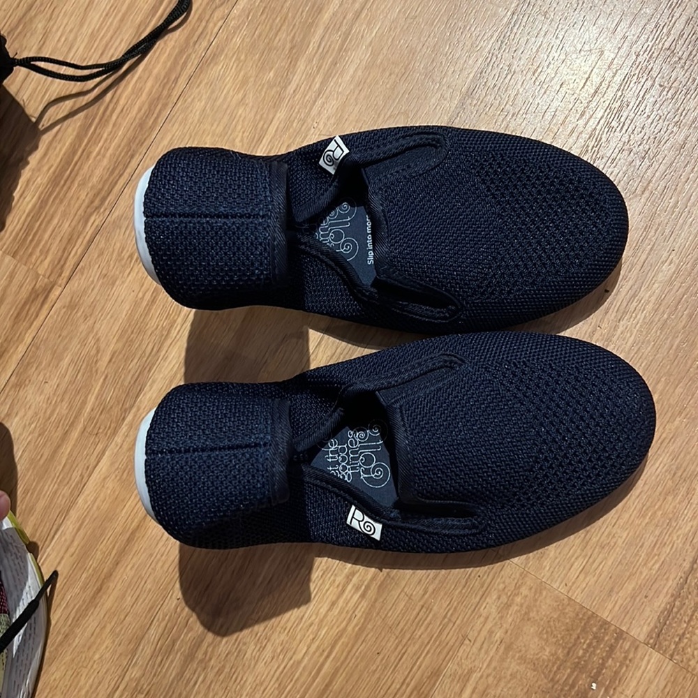 Navy Rollasole. Just tried‎ on. Never worn out. Size 8
